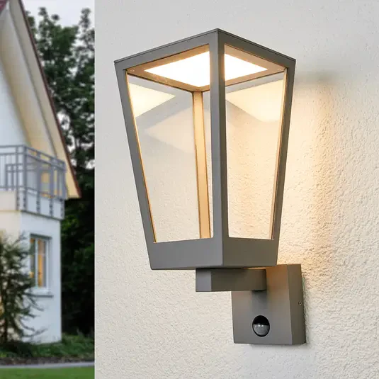 Chaja – lampa ścienna z czujnikiem ruchu, w kształcie latarni