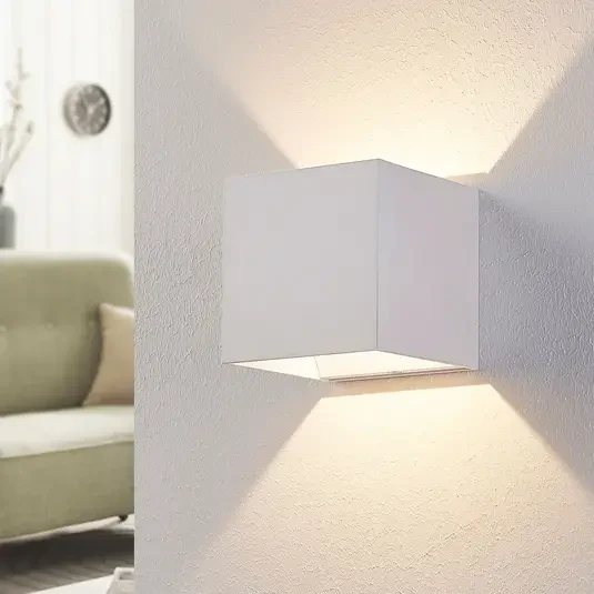 Biała lampa ścienna LED Esma w kształcie sześcianu