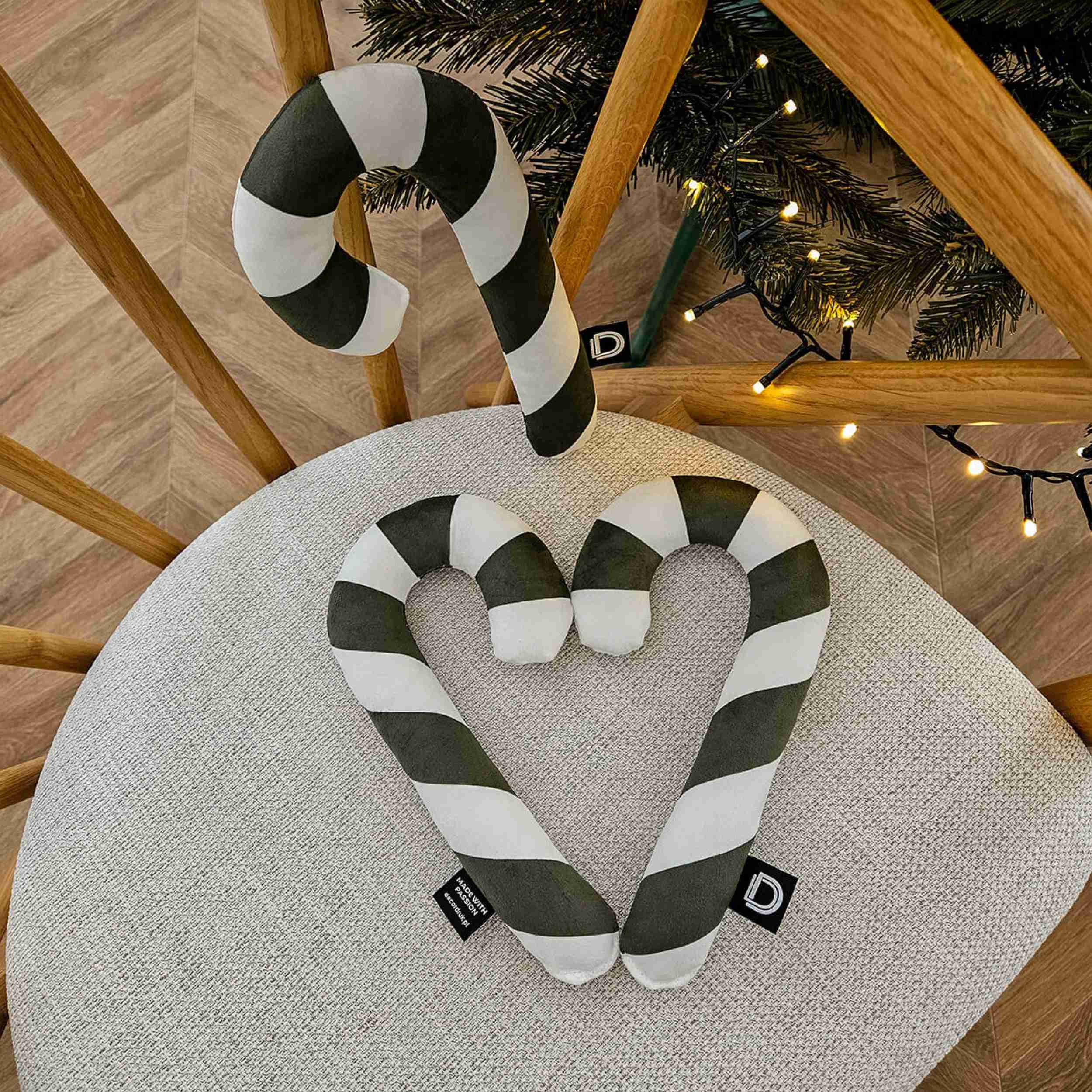 Poduszka XMAS 24 cm zielona laska cukrowa