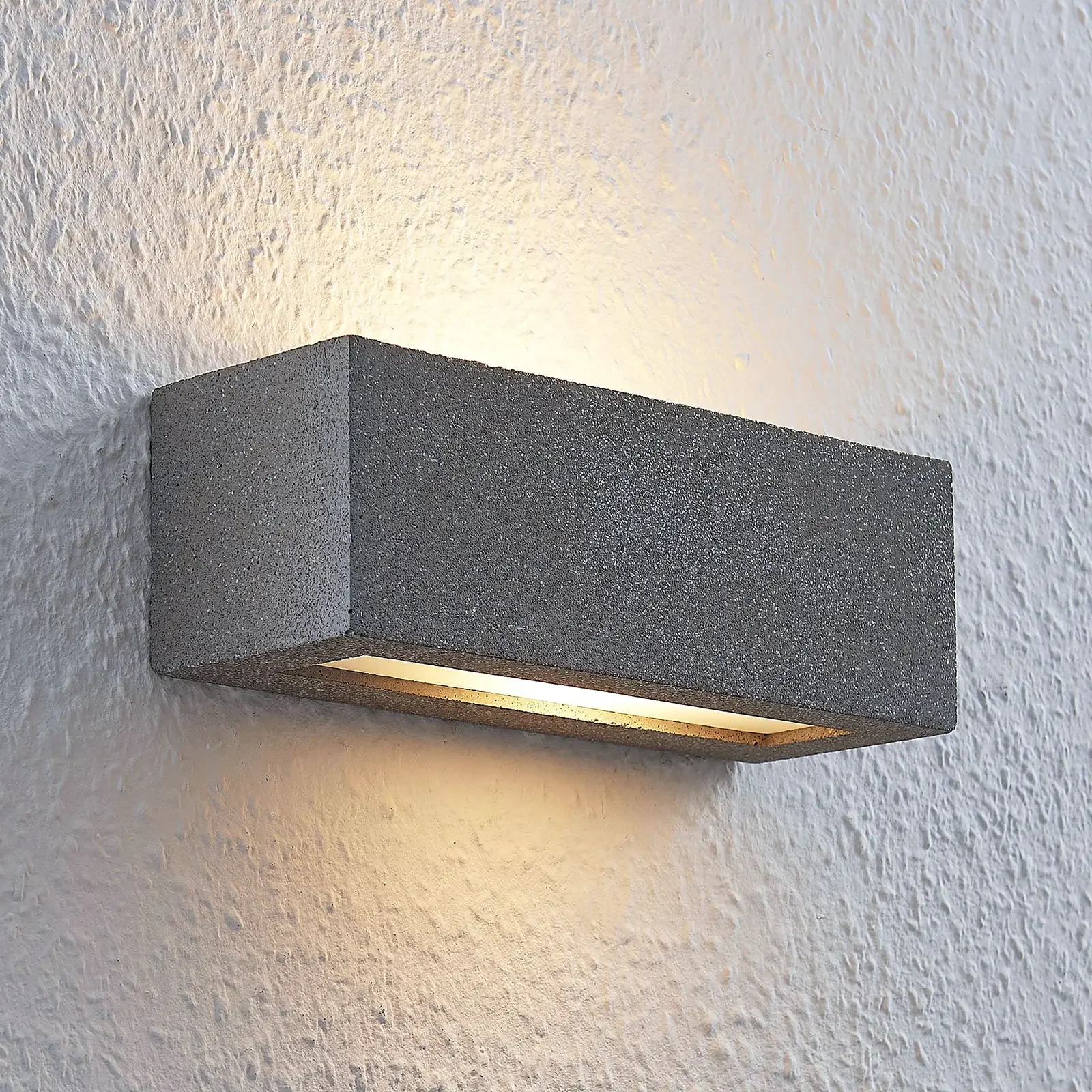 Kinkiet betonowy LED Lindby Nellie, szerokość 21,8 cm
