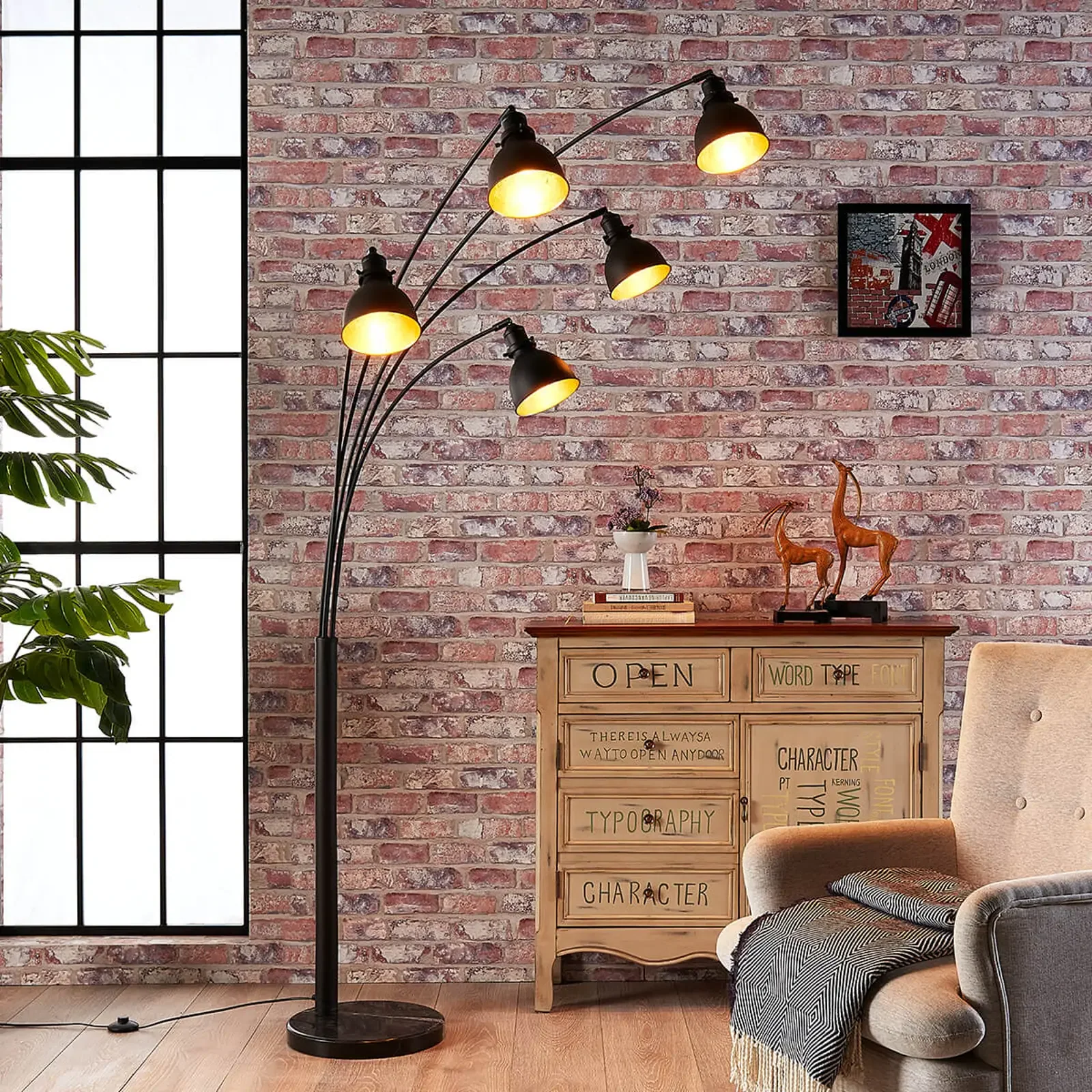 Pięciopunktowa lampa podłogowa Lira w kolorze czarnym i złotym