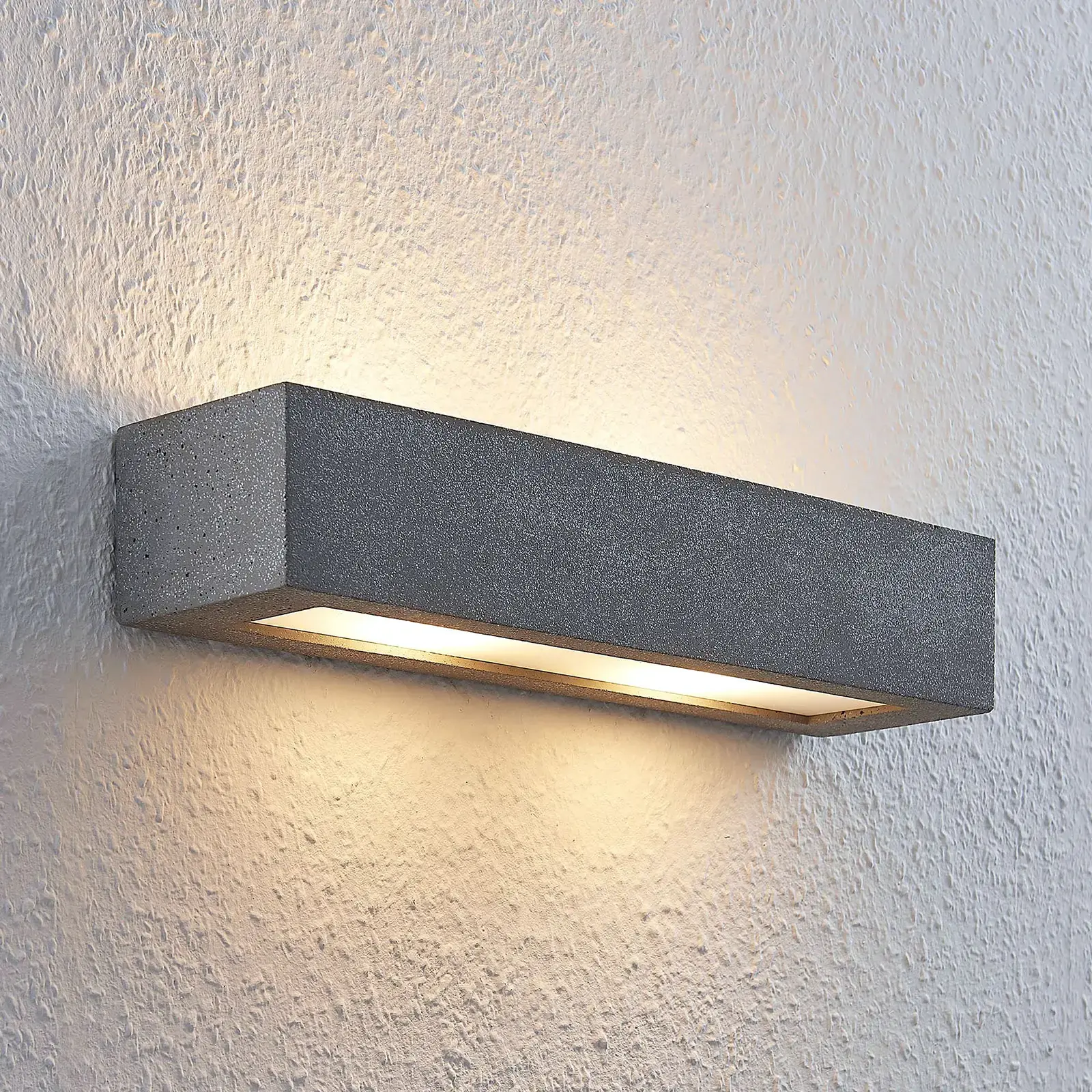 Kinkiet betonowy LED Lindby Nellie, szerokość 36 cm
