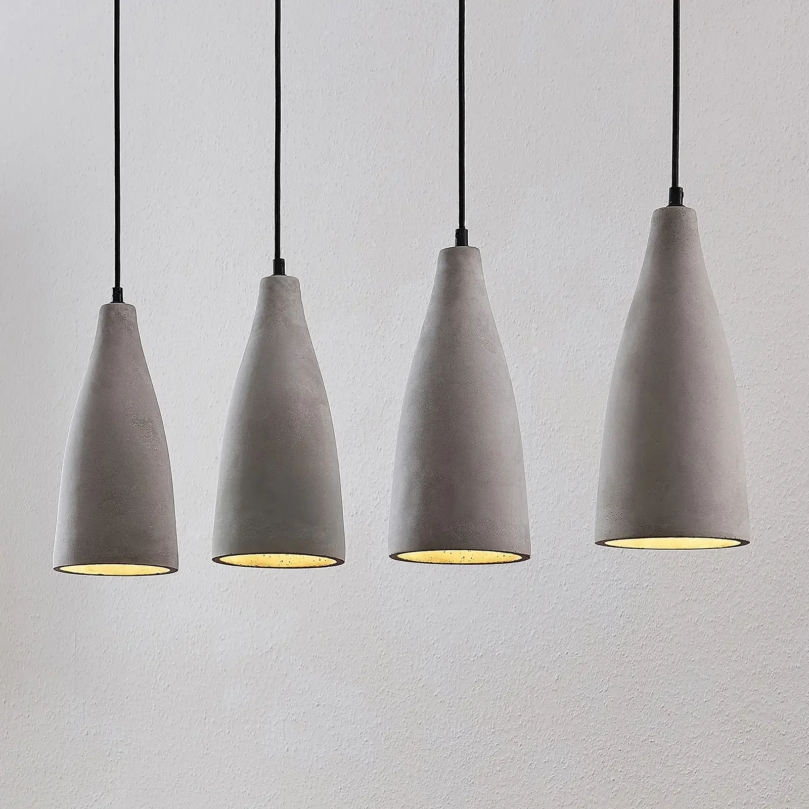 Lampa wisząca betonowa Lindby Sanne, cztery żarówki