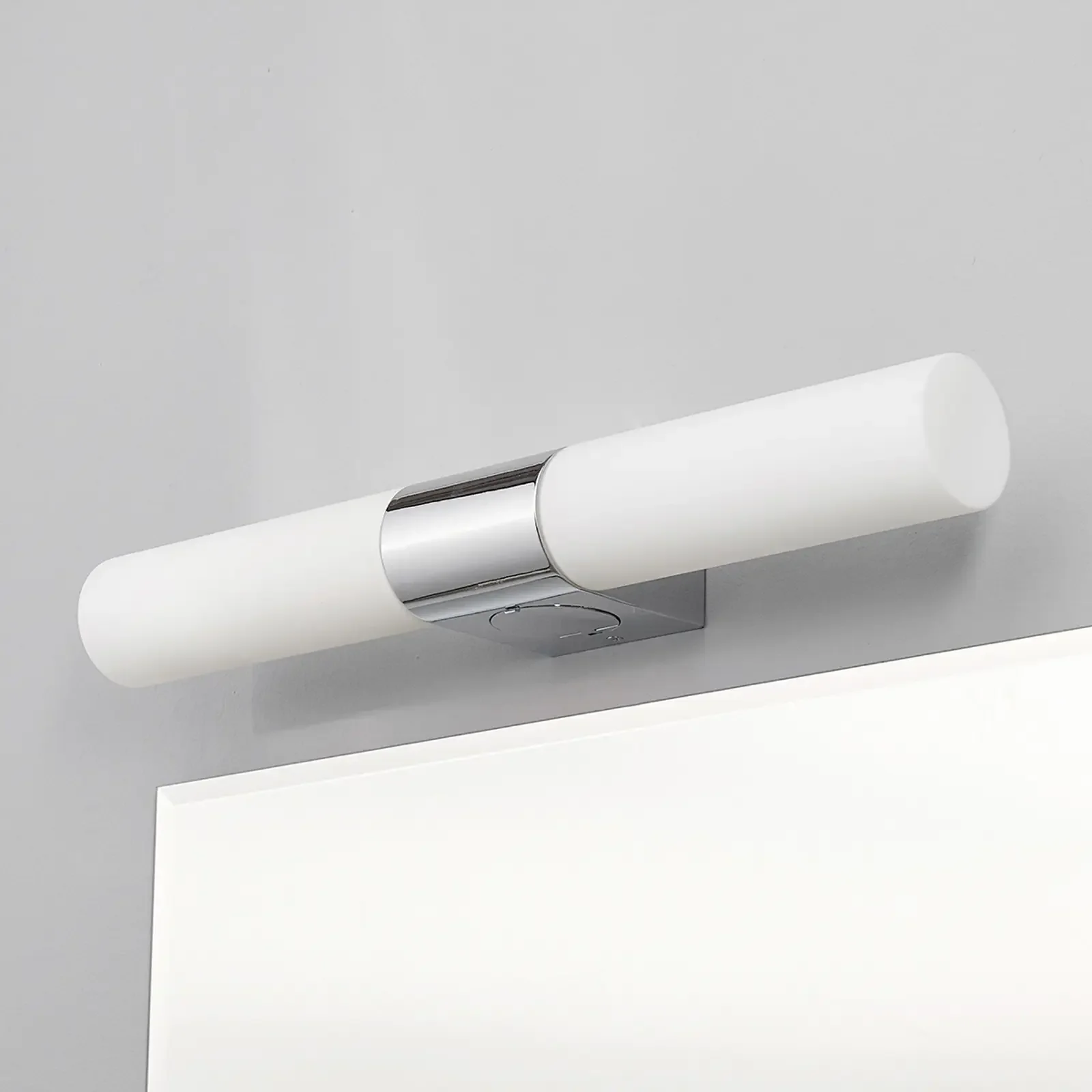 Ziva – lampa lustrzana z gniazdem