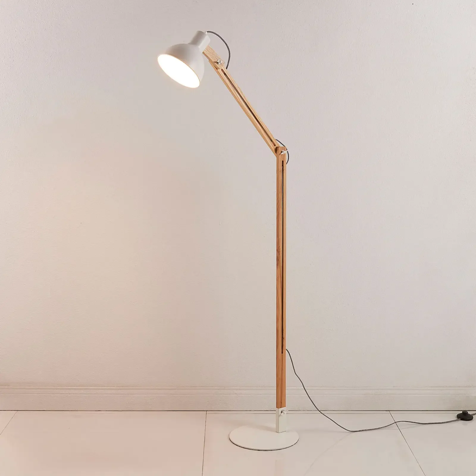 Shivanja – lampa podłogowa z drewna i metalu