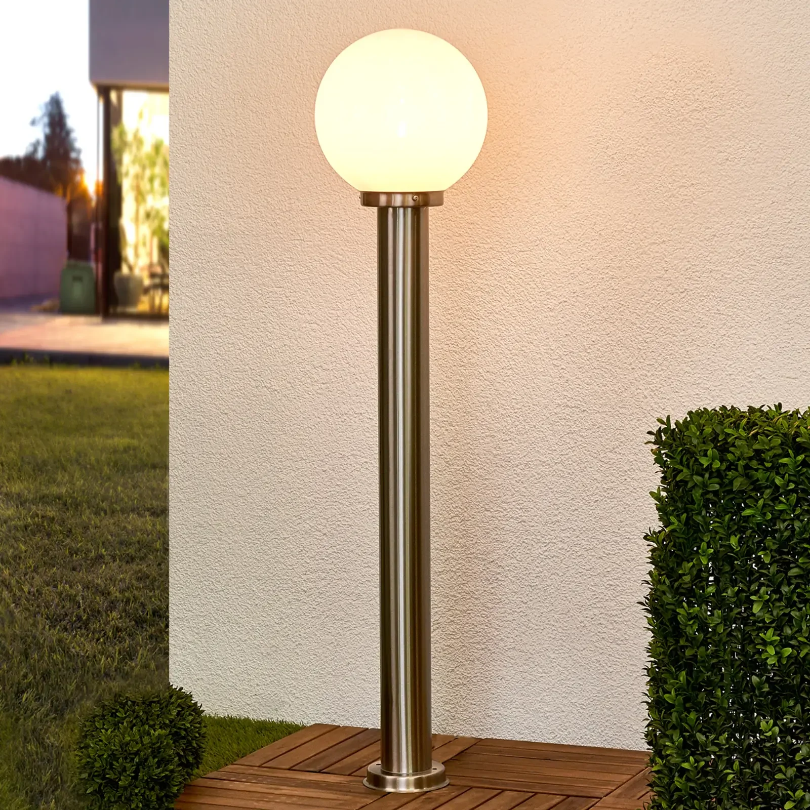 Aiven – lampa ścienna z kulistym kloszem