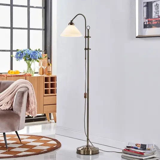Lampa podłogowa Otis w kolorze antycznego mosiądzu
