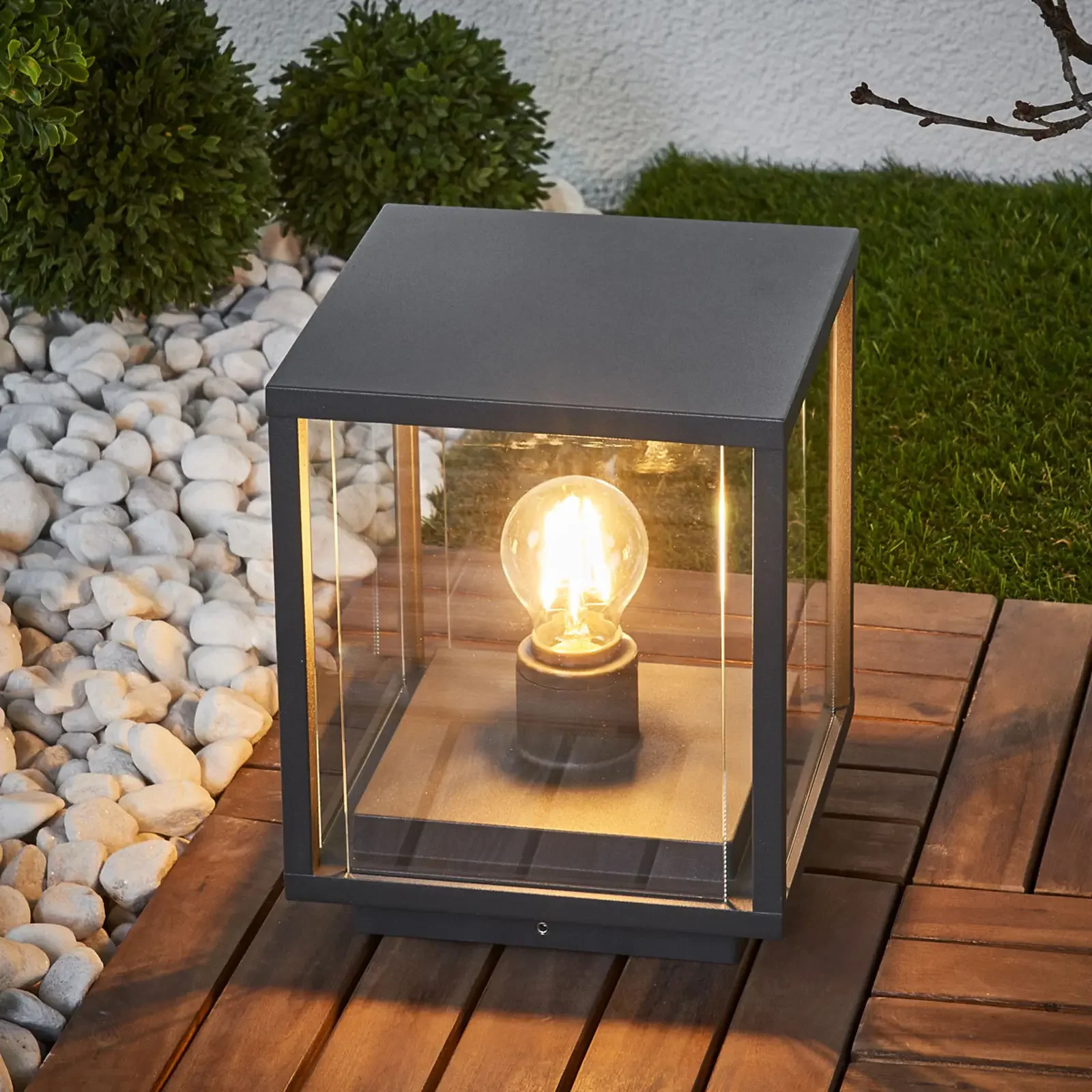 Lampa narożna Annalea z panelami szklanymi
