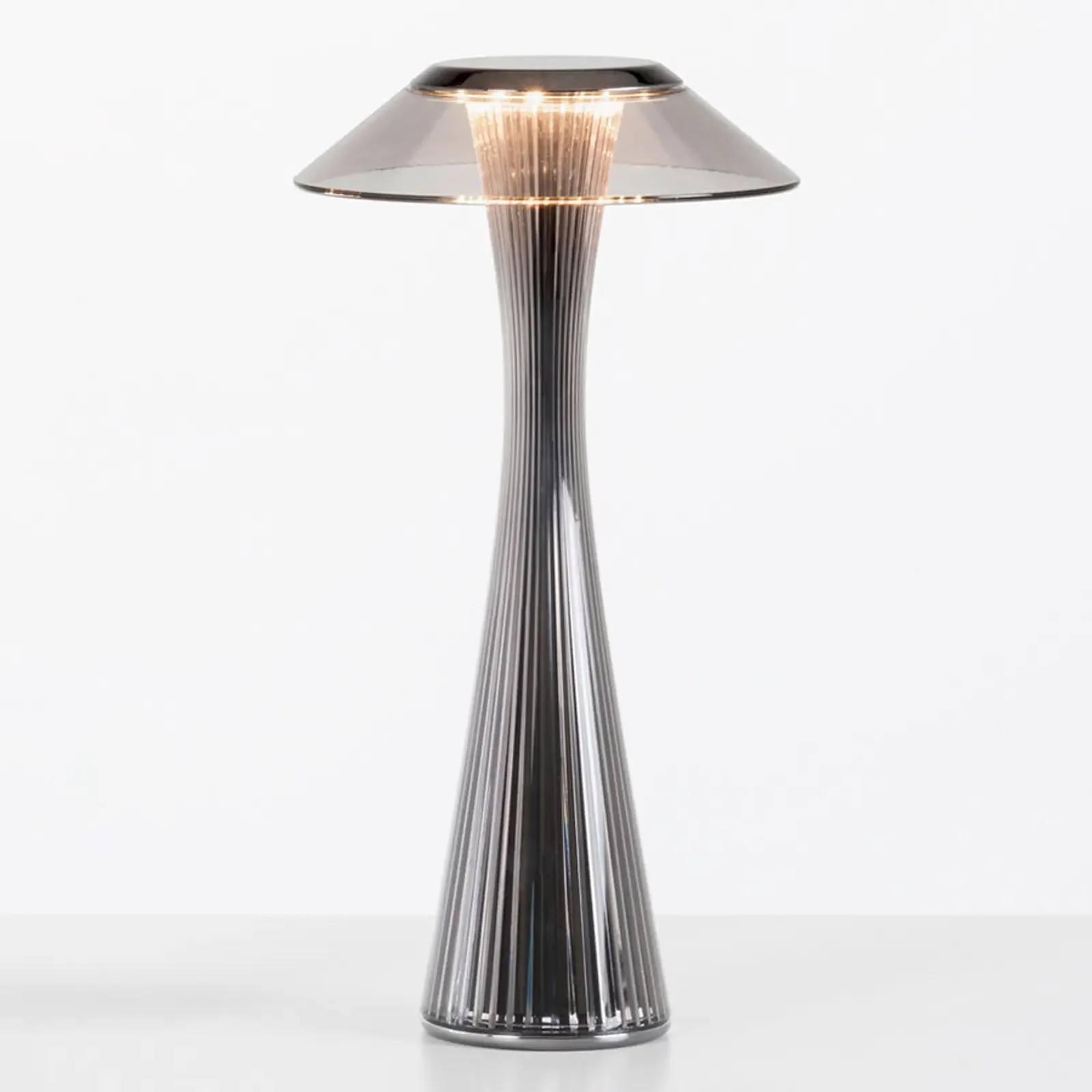Kartell Space – designerska lampa stołowa LED, tytanowa