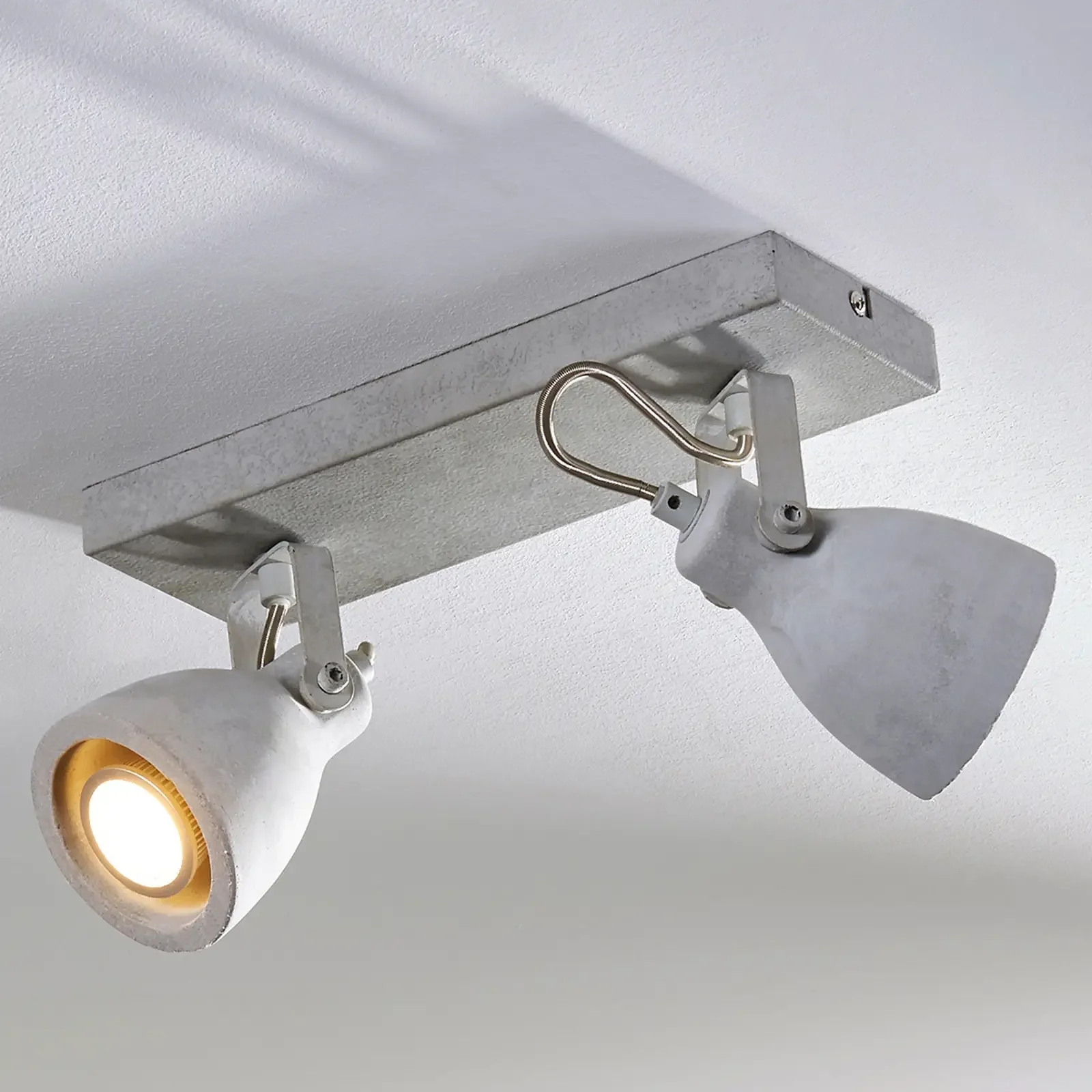 Reflektor LED Kadiga dwupunktowy z betonu, GU10