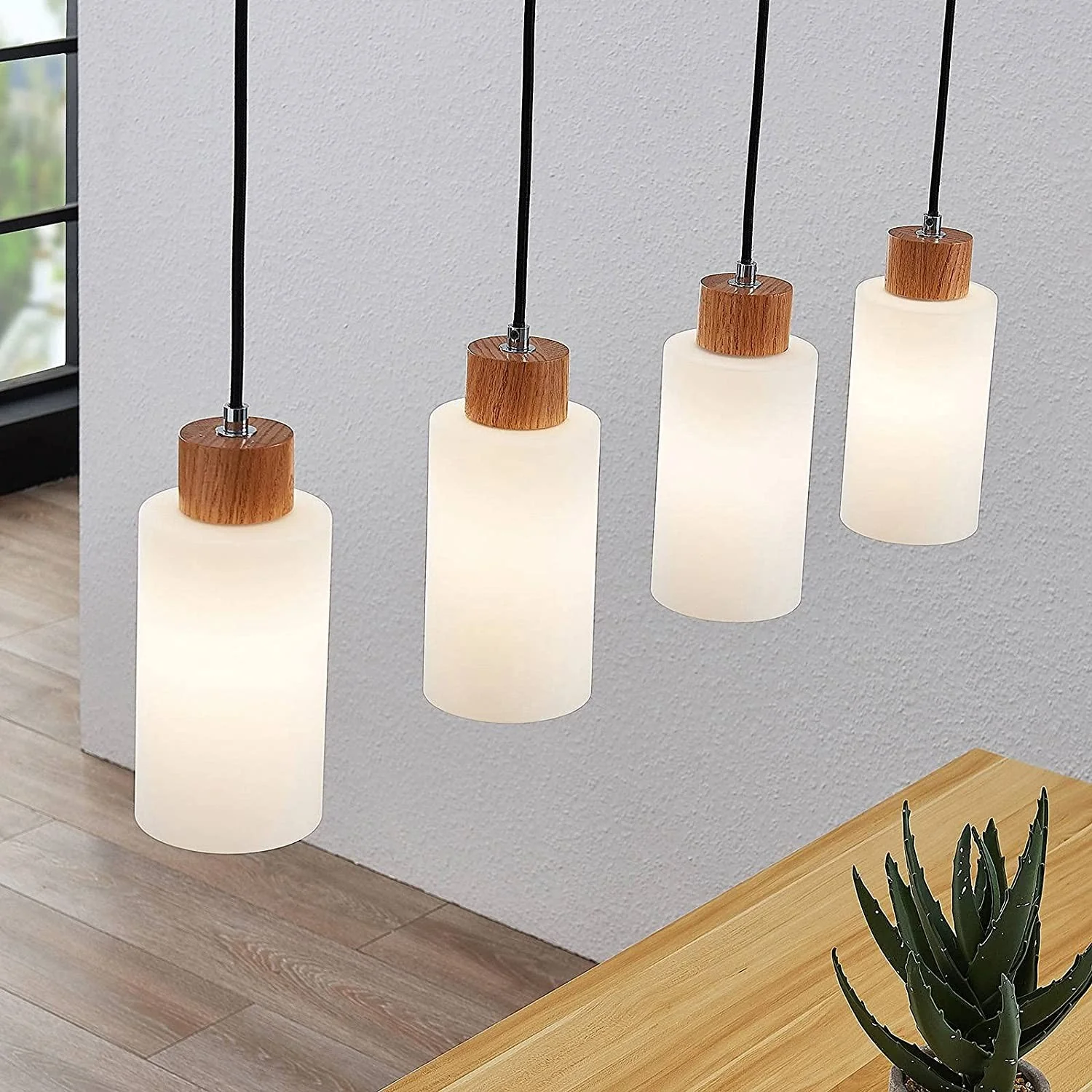 Drewniana lampa wisząca Lindby Nicus, cztery światła