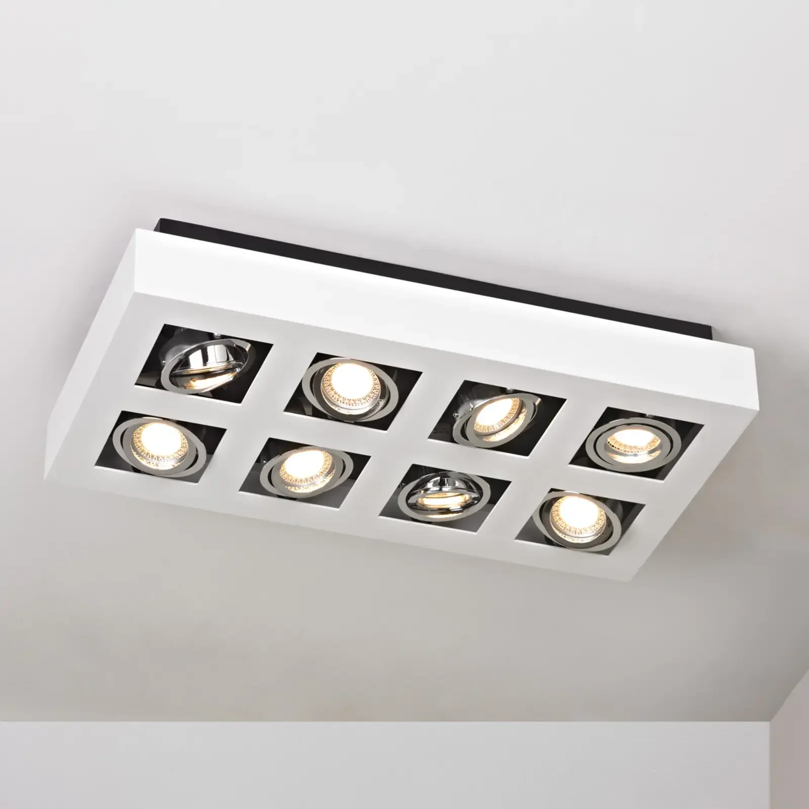 Biała, intensywnej barwy lampa sufitowa LED Vince z 8 żarówkami.
