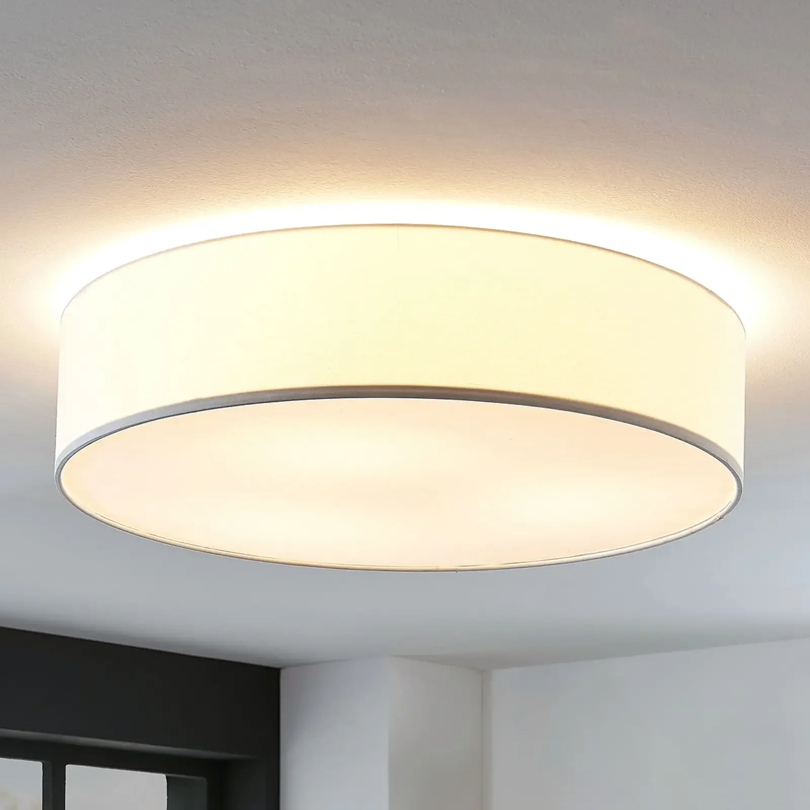 Biała lampa sufitowa z tkaniny Gordana, 57 cm