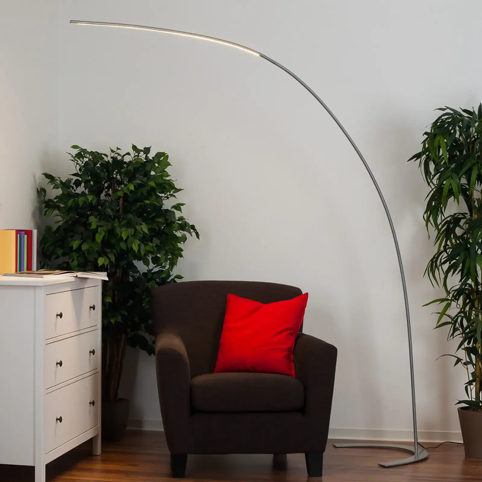 Srebrna lampa stojąca LED w kształcie łuku Danua