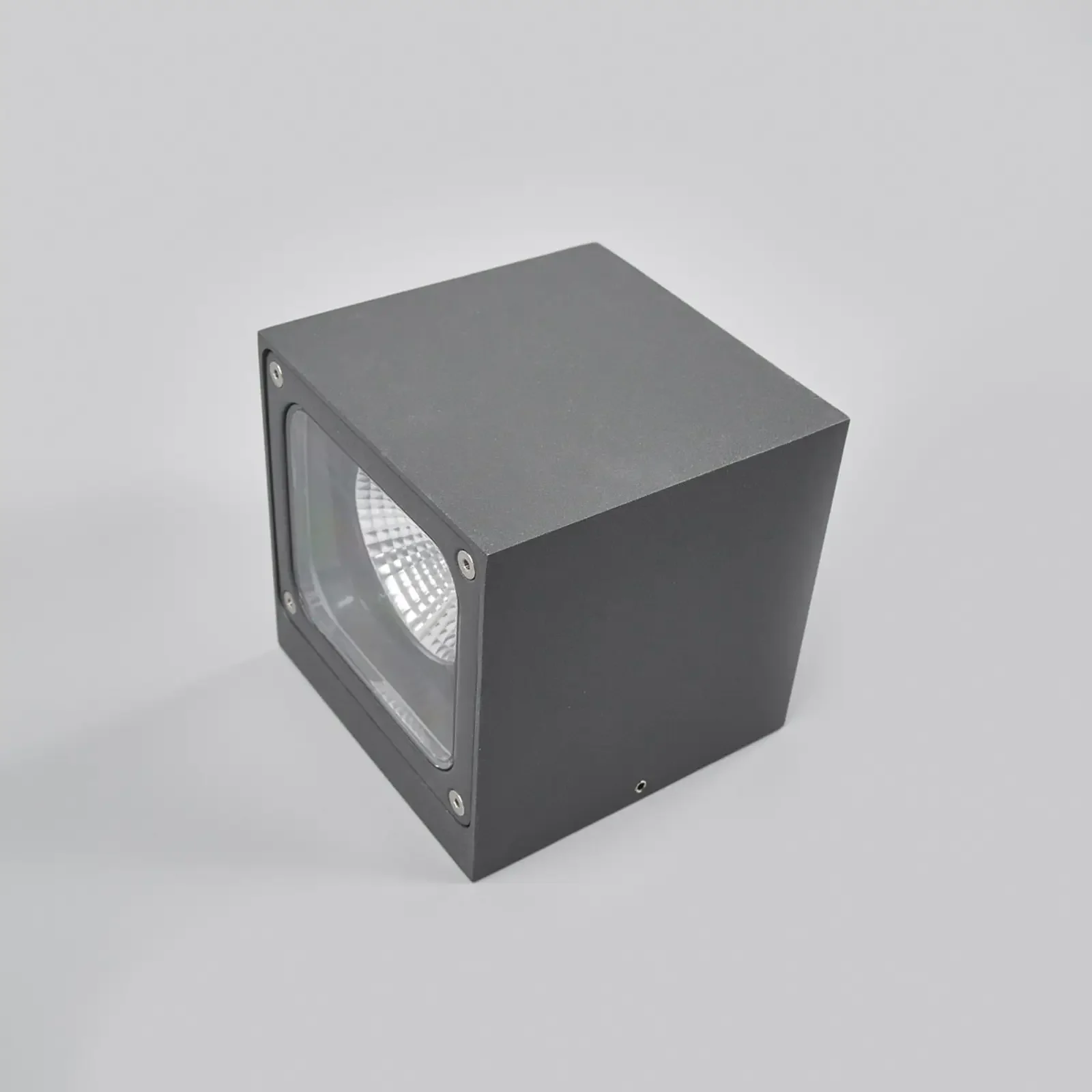 Jasna lampa zewnętrzna LED Merjem