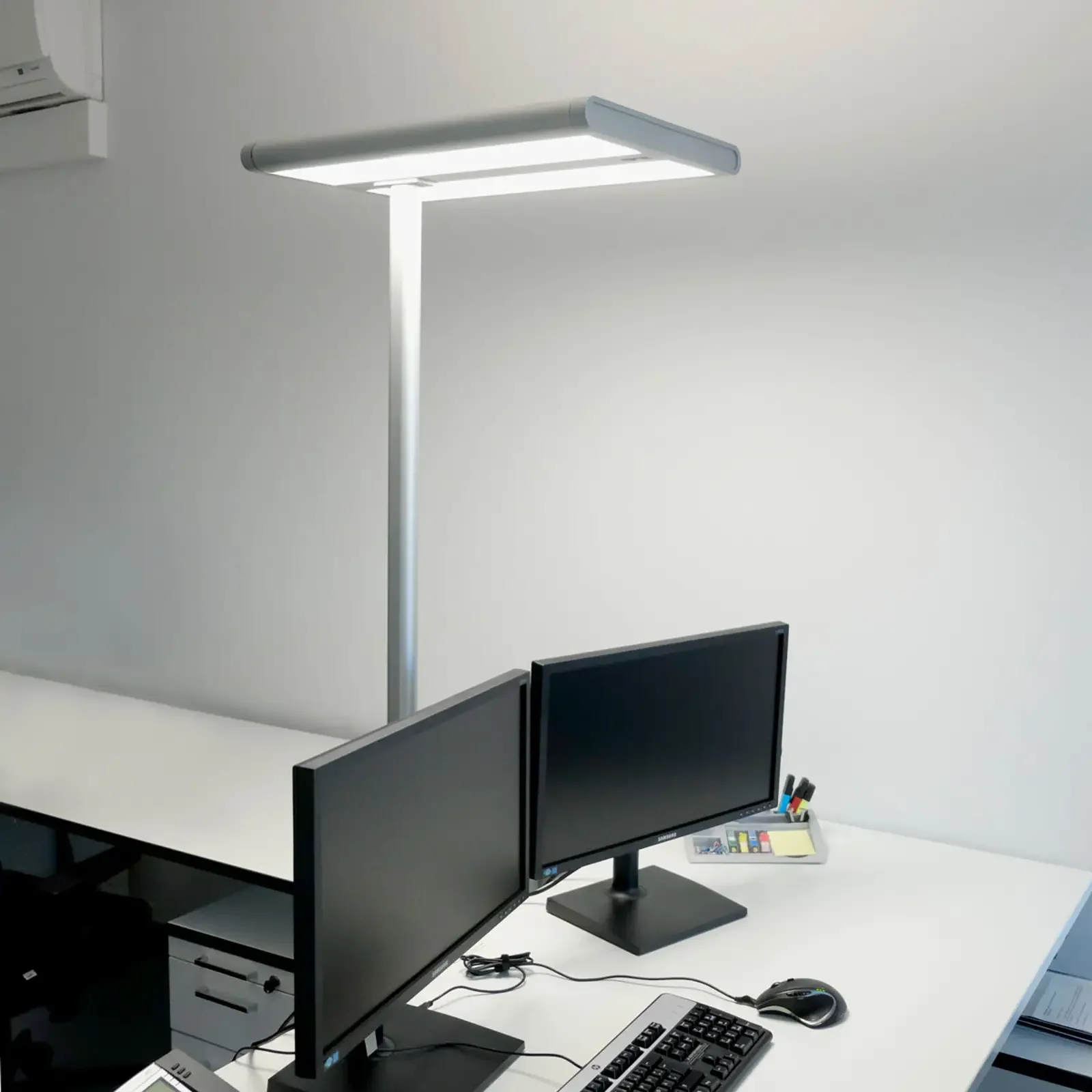 Archchio Quirin – Lampa stojąca LED do biura z czujnikiem światła dziennego