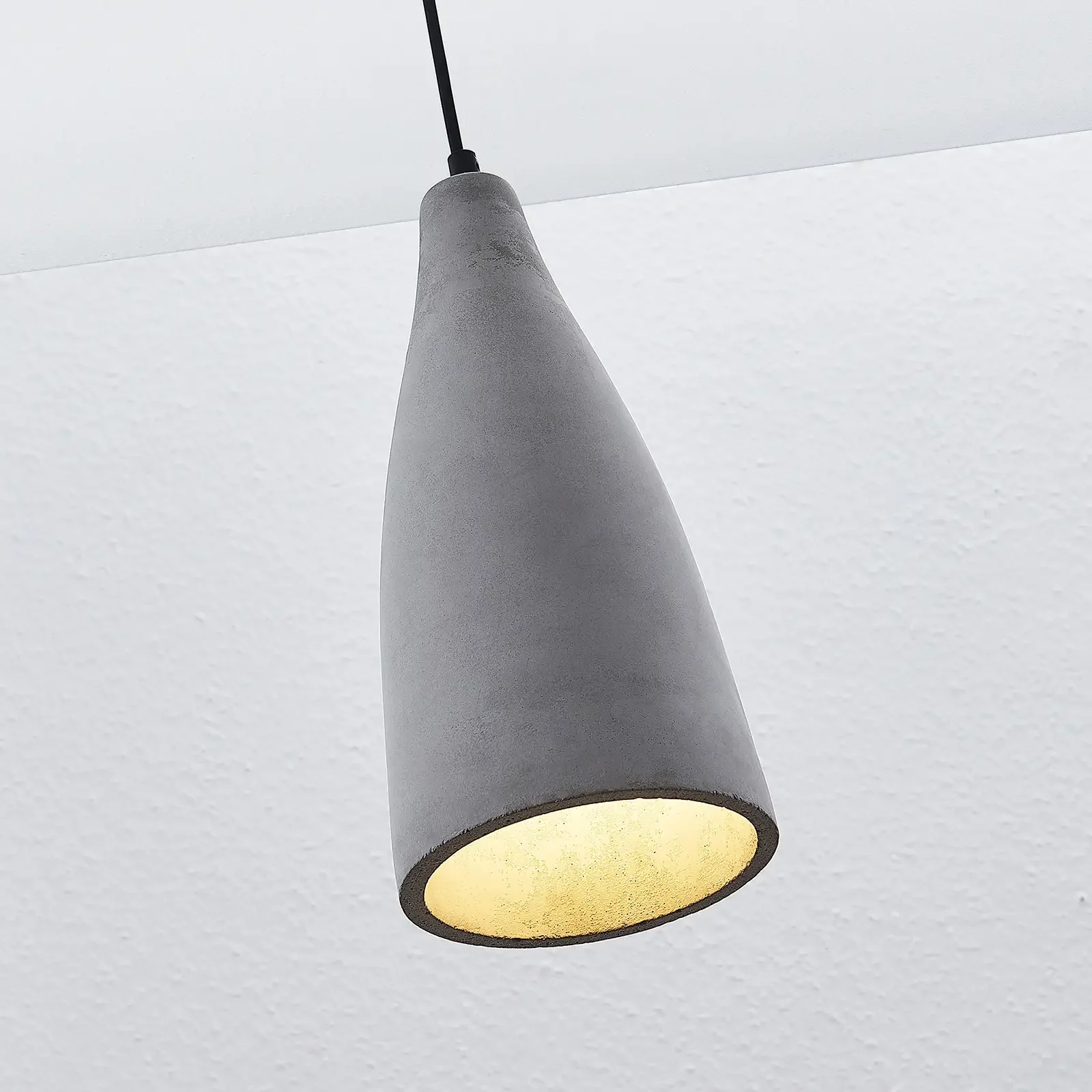 Lampa wisząca betonowa Sanne w stylu industrialnym