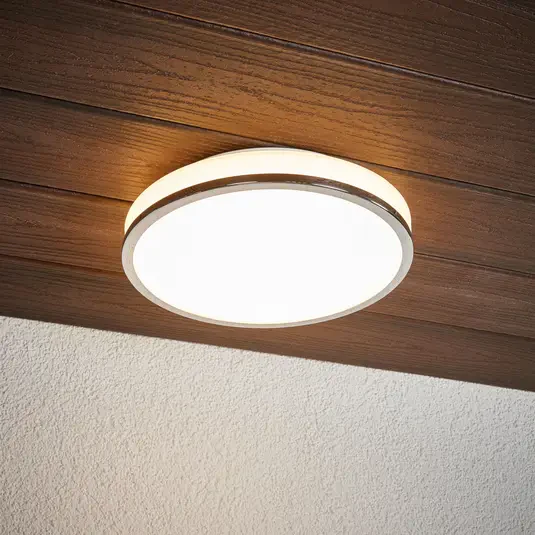 Okrągła lampa sufitowa LED Lyss z chromowaną ramką, IP44